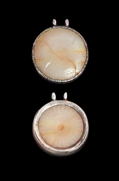 A MUGHAL WHITE JADE PENDANT