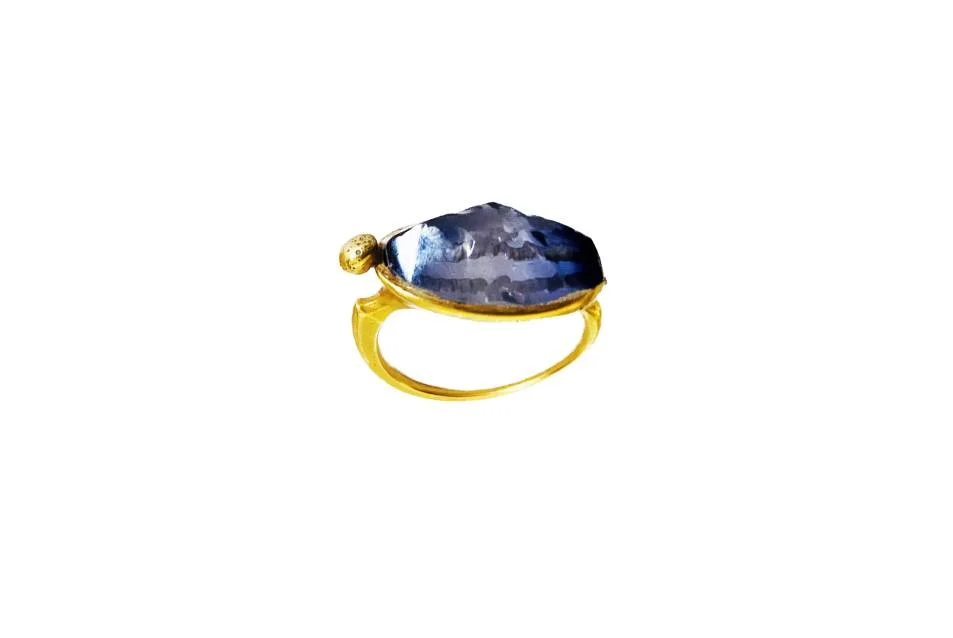 A RARE POST-SASSANIAN OR EARLY ISLAMIC SAPPHIRE ICONOGRAPHIC GOLD RING