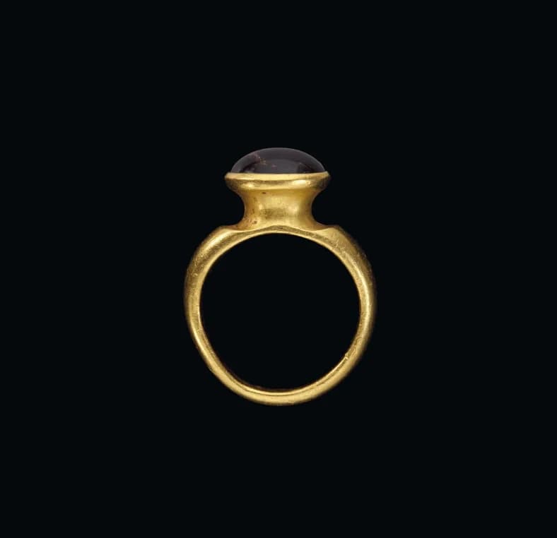 A SASANIAN GOLD AND GARNET FINGER RING
